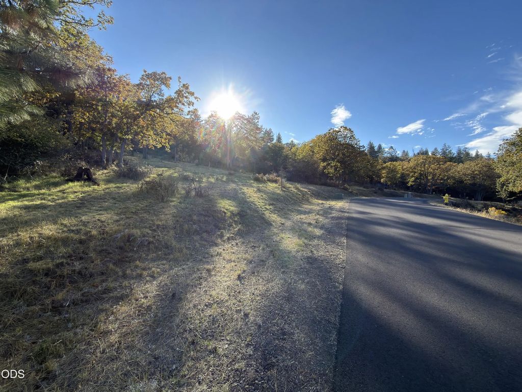 Coopers Hawk Road 852, Klamath Falls