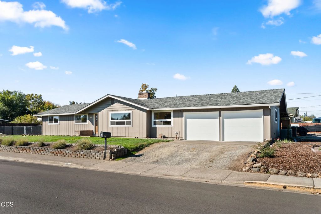 1163 N 3rd Street, Central Point