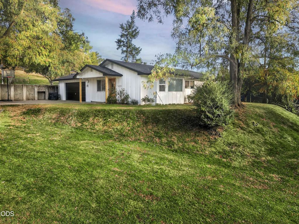 1105 Ne Beacon Drive, Grants Pass