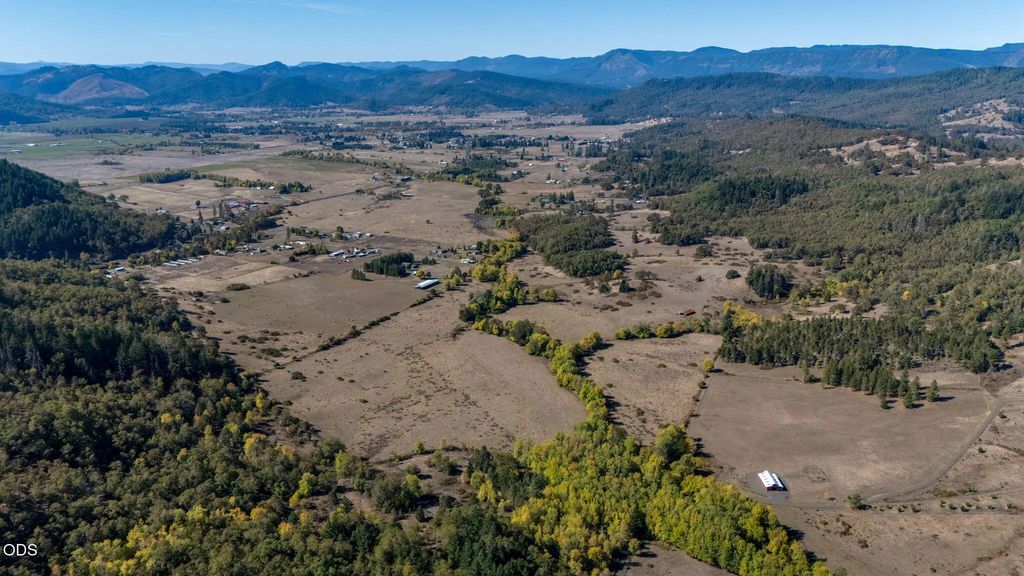 5961 Lookingglass Road, Roseburg