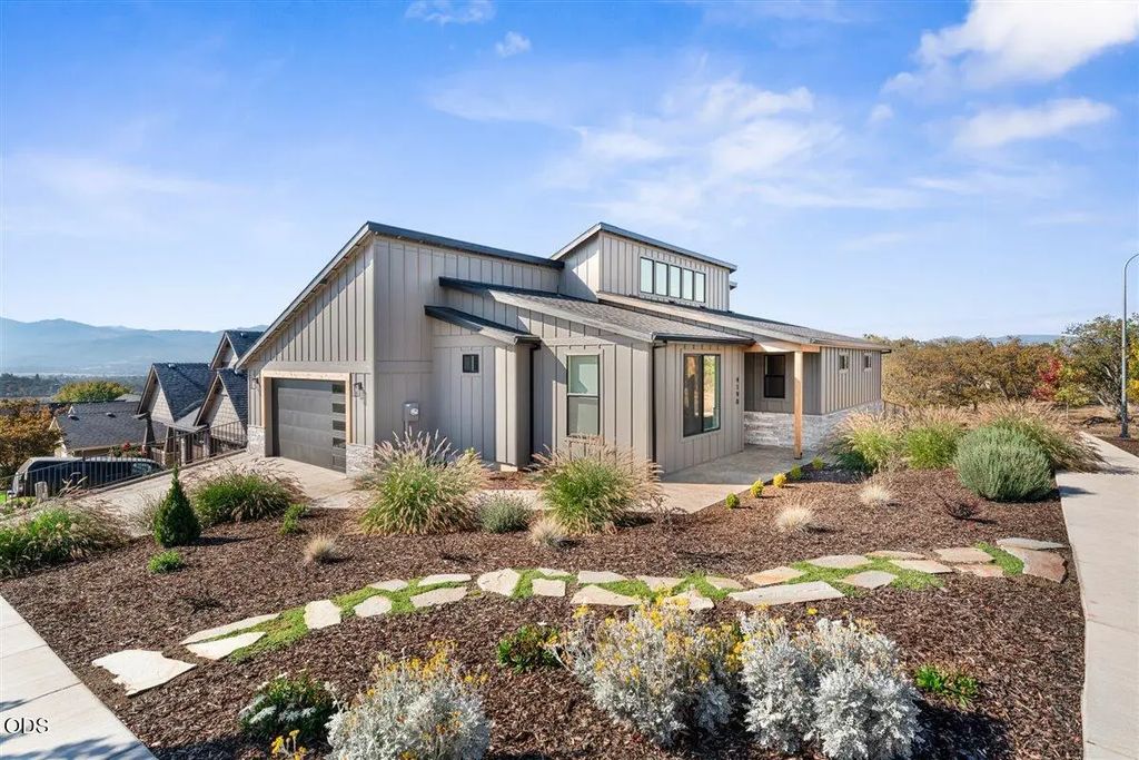 4190 Falcon Ridge Terrace, Medford