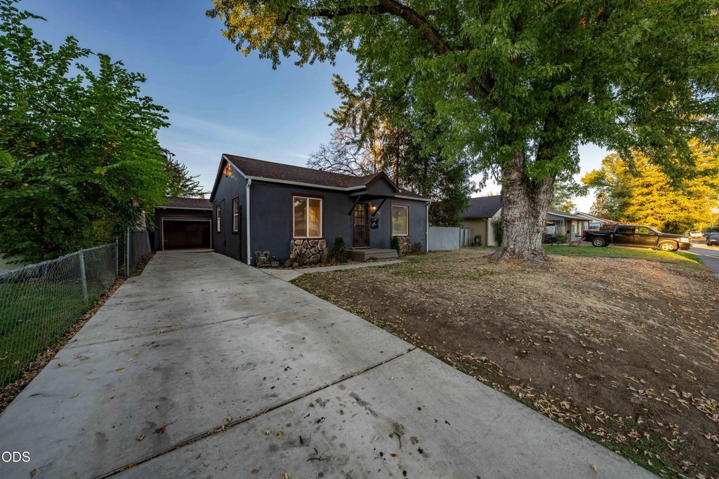 842 W 13th Street, Medford