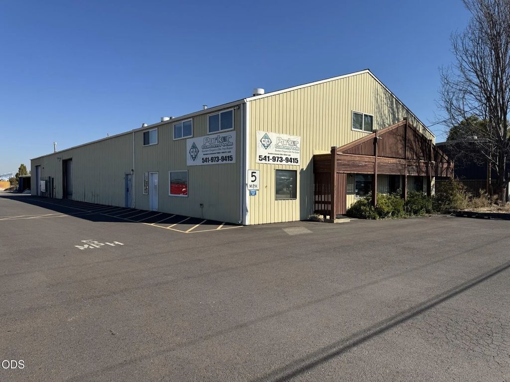 3825 Crater Lake Highway, Medford