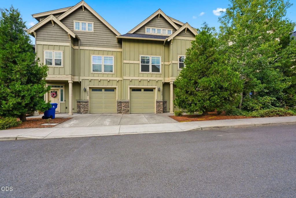 1055 Se Leonel Lane, Bend