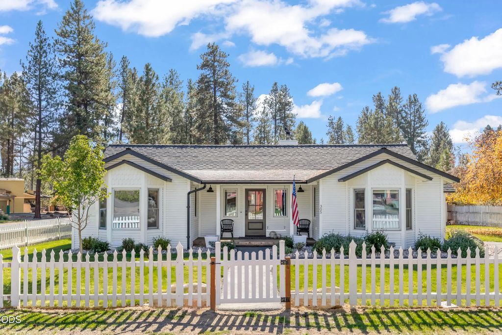 305 W Washington Avenue, Sisters