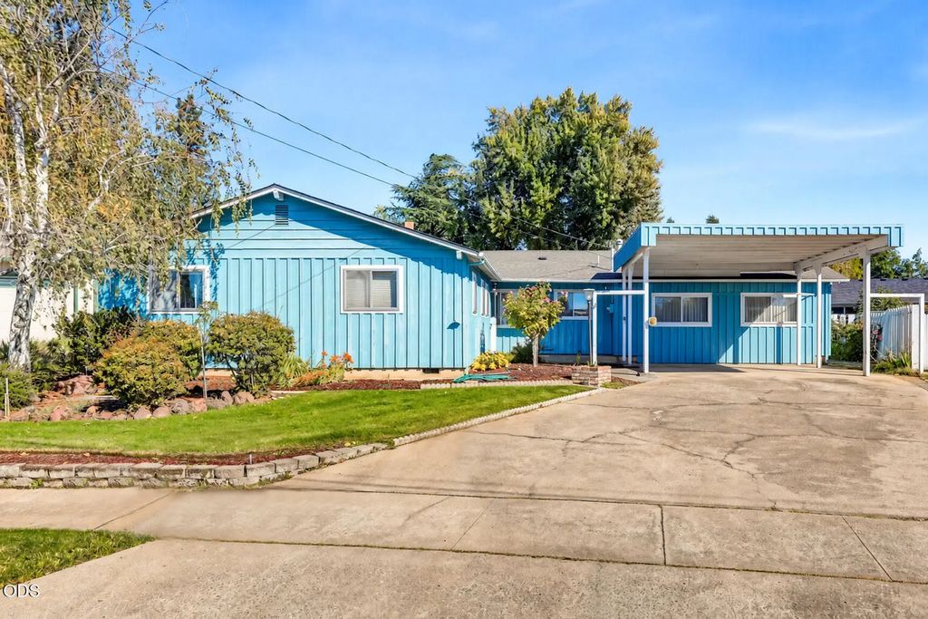Traditional Ranch Icon 1581 Miracle Lane, Medford Property Listing: MLS® #220230049