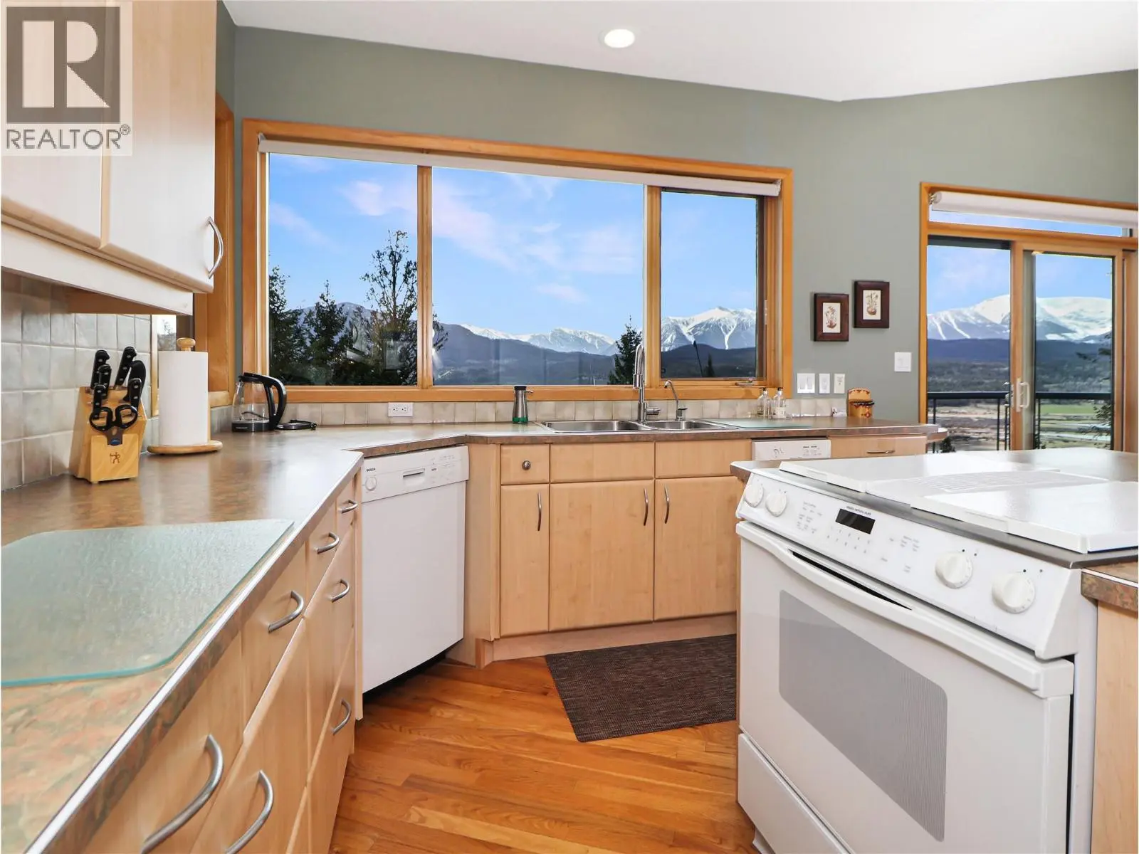 2360/2380 95 Highway. Spillimacheen, British Columbia