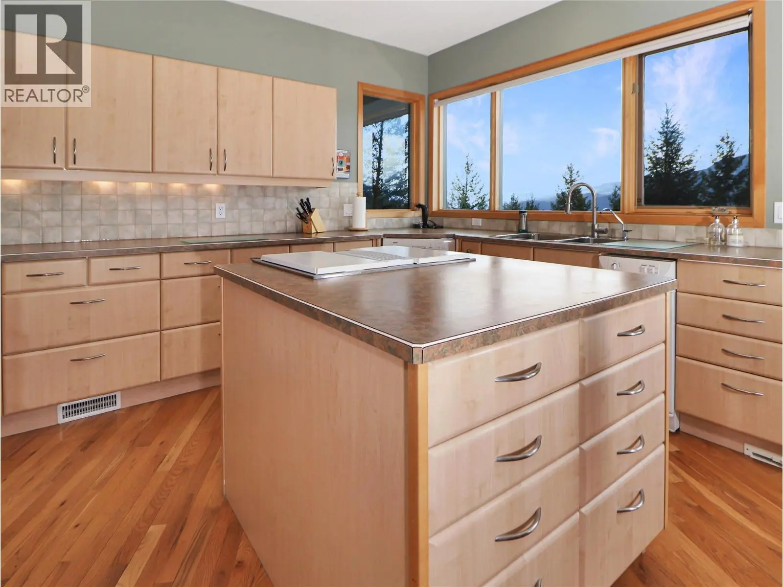 2360/2380 95 Highway. Spillimacheen, British Columbia