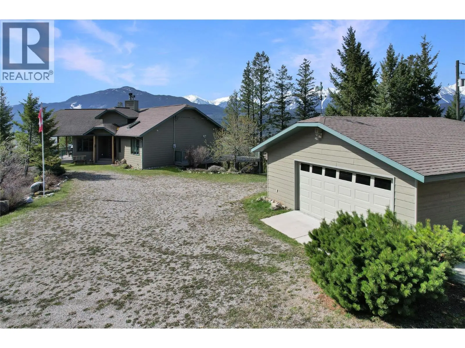 2360/2380 95 Highway. Spillimacheen, British Columbia
