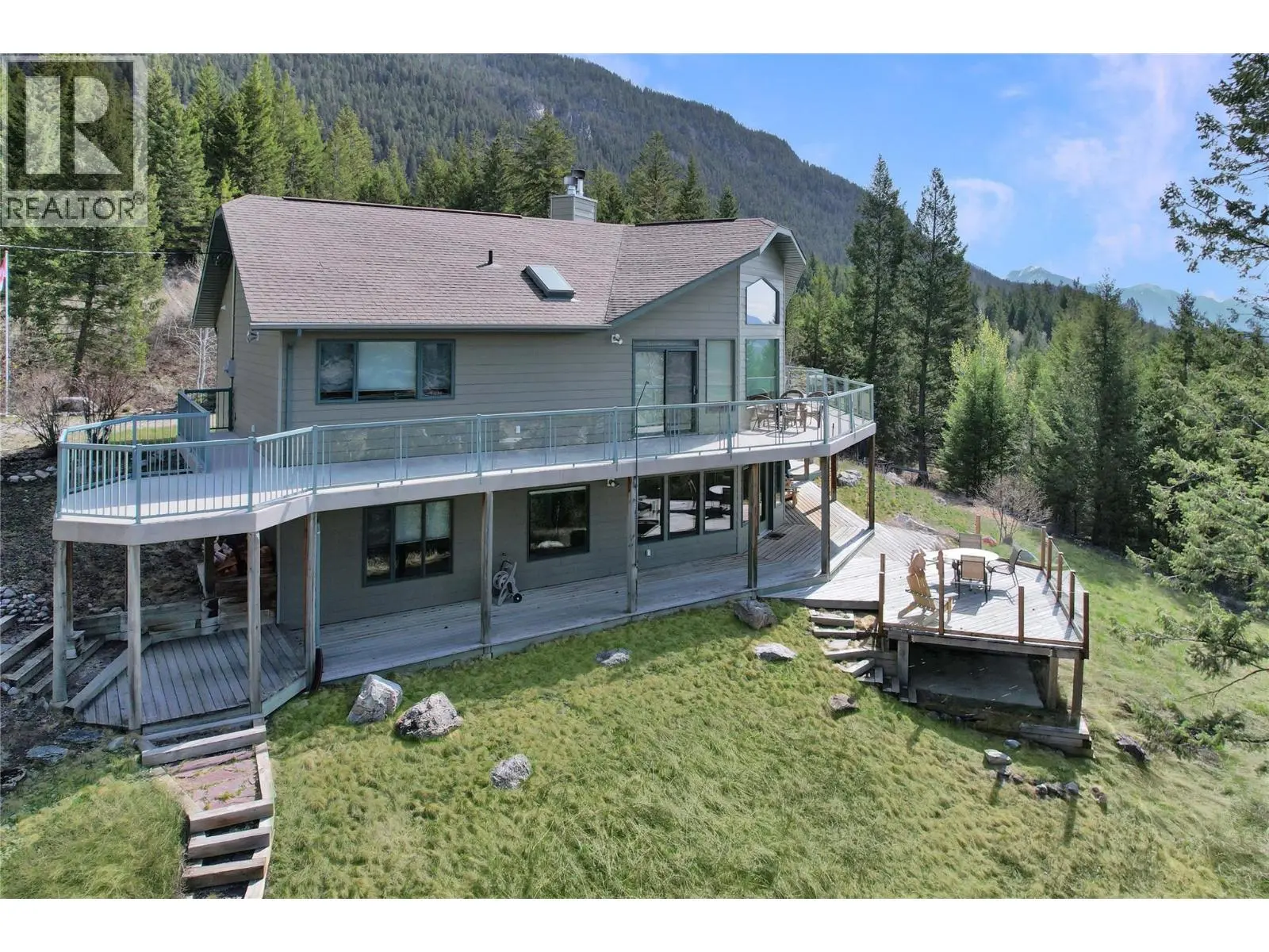 2360/2380 95 Highway. Spillimacheen, British Columbia