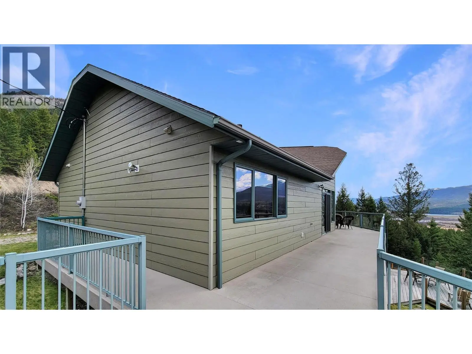 2360/2380 95 Highway. Spillimacheen, British Columbia