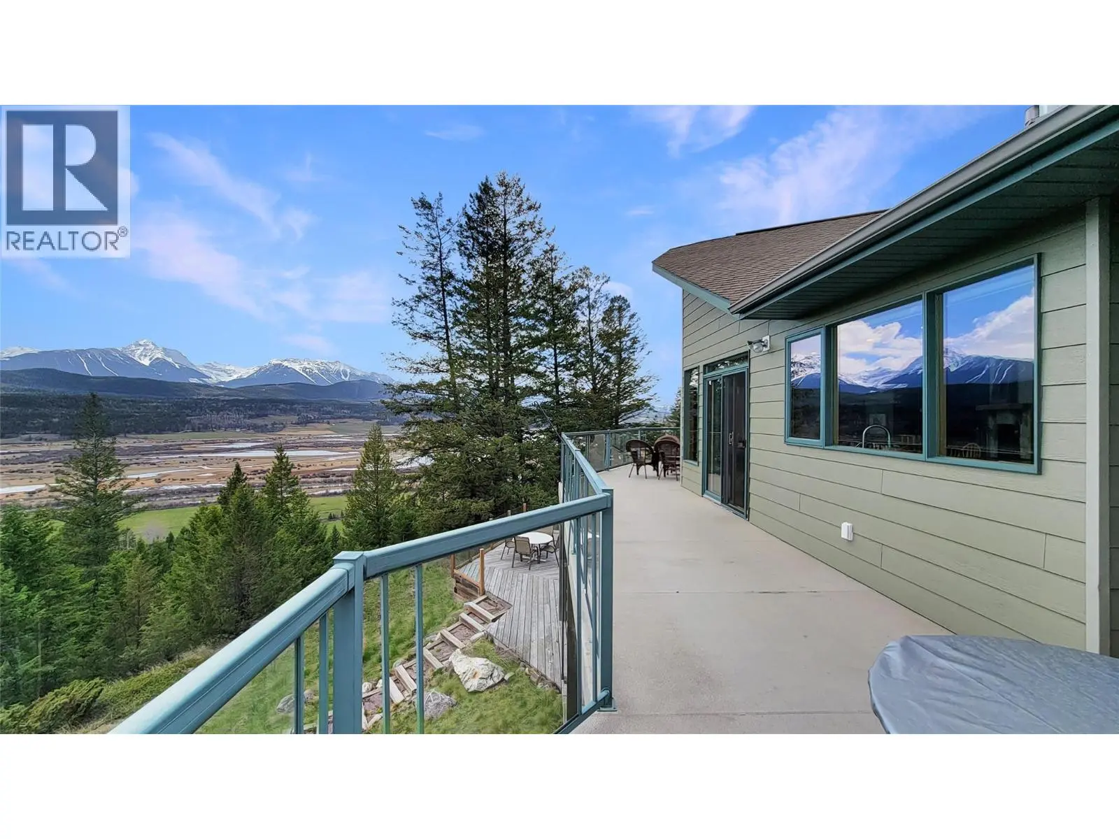 2360/2380 95 Highway. Spillimacheen, British Columbia