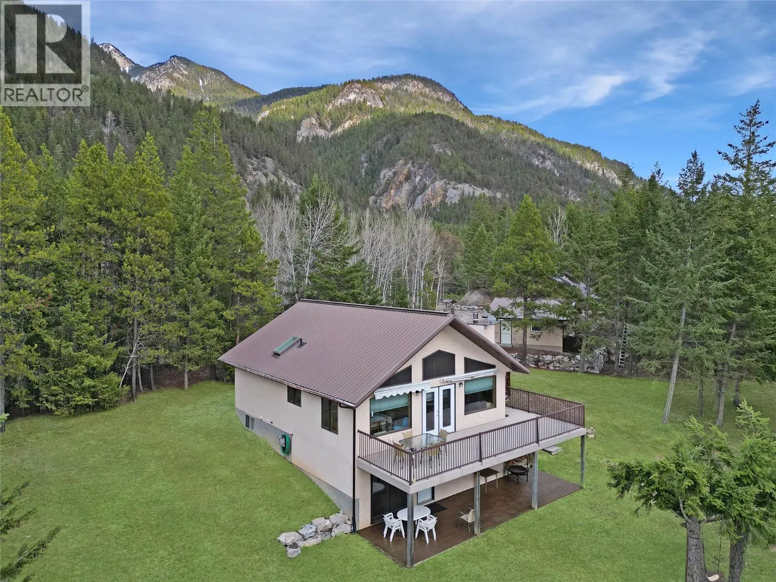 2360/2380 95 Highway. Spillimacheen, British Columbia
