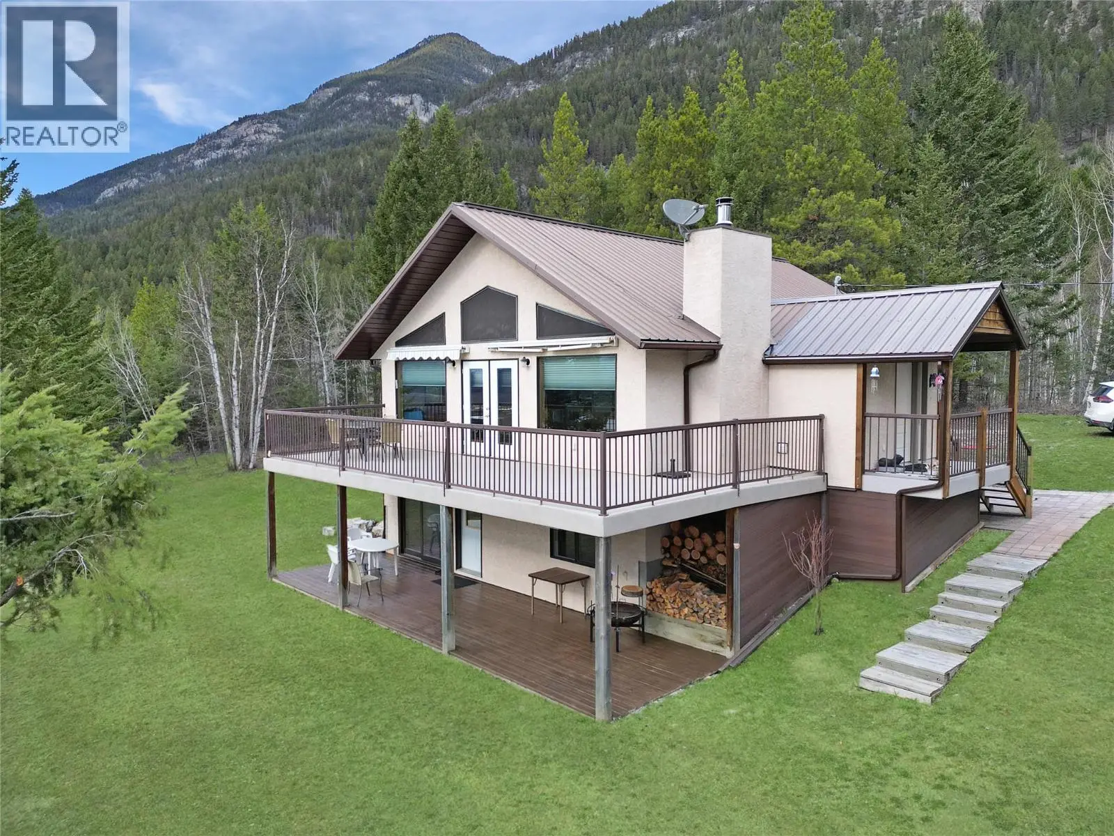 2360/2380 95 Highway. Spillimacheen, British Columbia