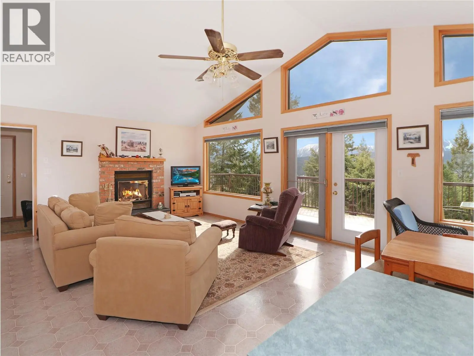 2360/2380 95 Highway. Spillimacheen, British Columbia