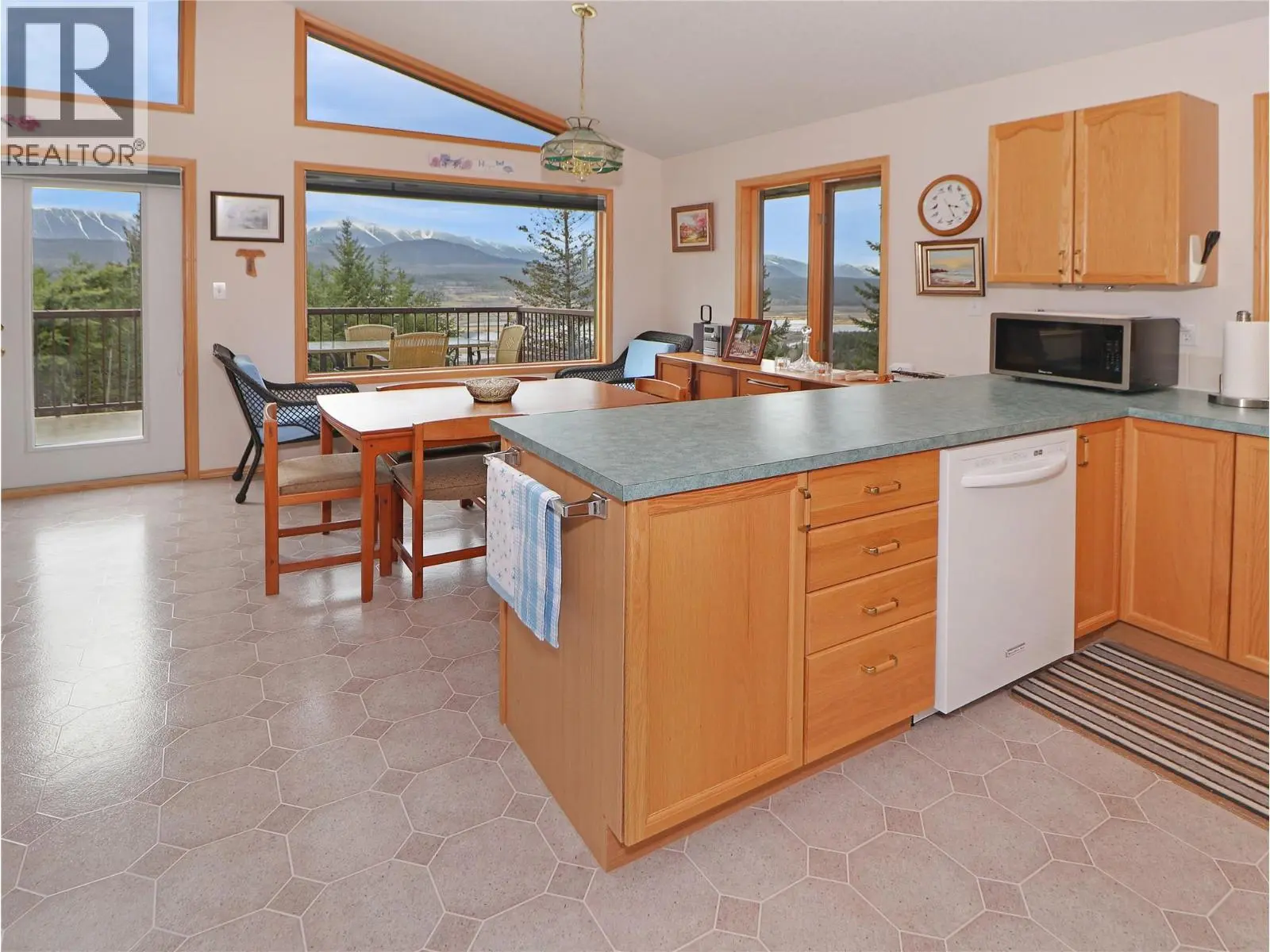 2360/2380 95 Highway. Spillimacheen, British Columbia