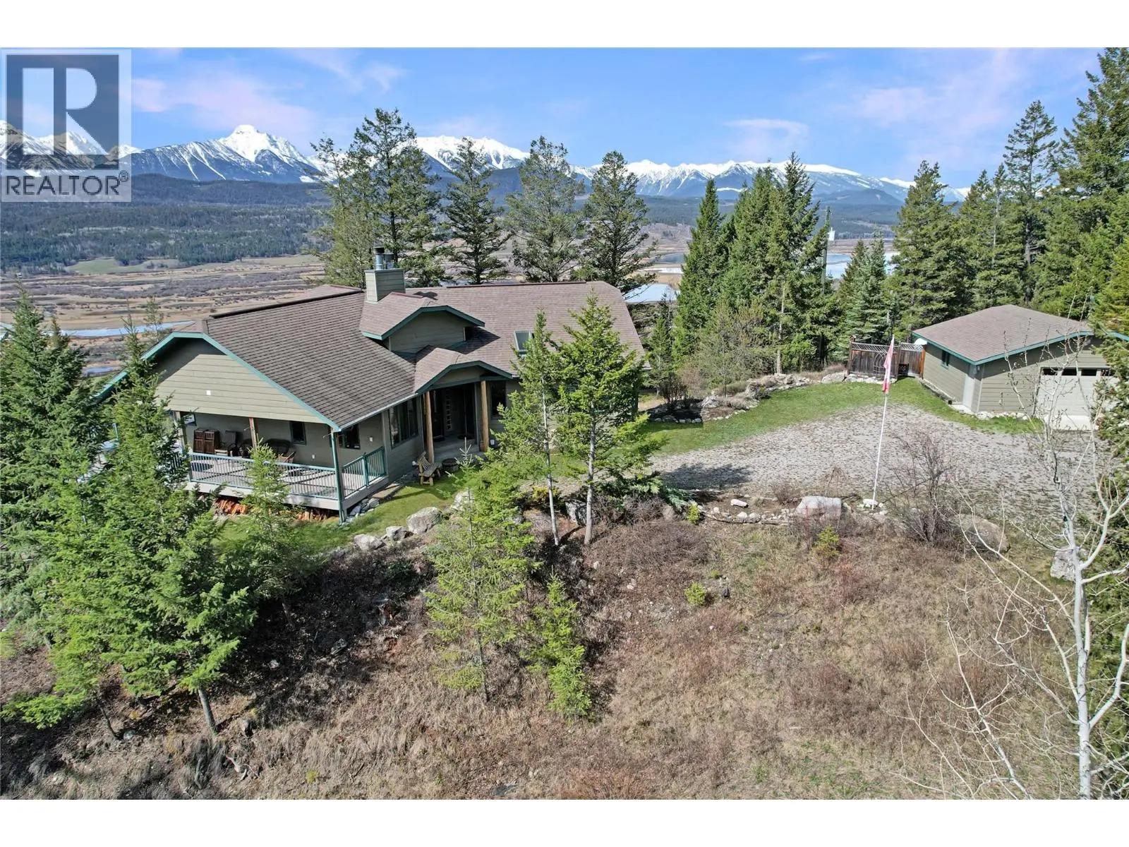 2360/2380 95 Highway. Spillimacheen, British Columbia
