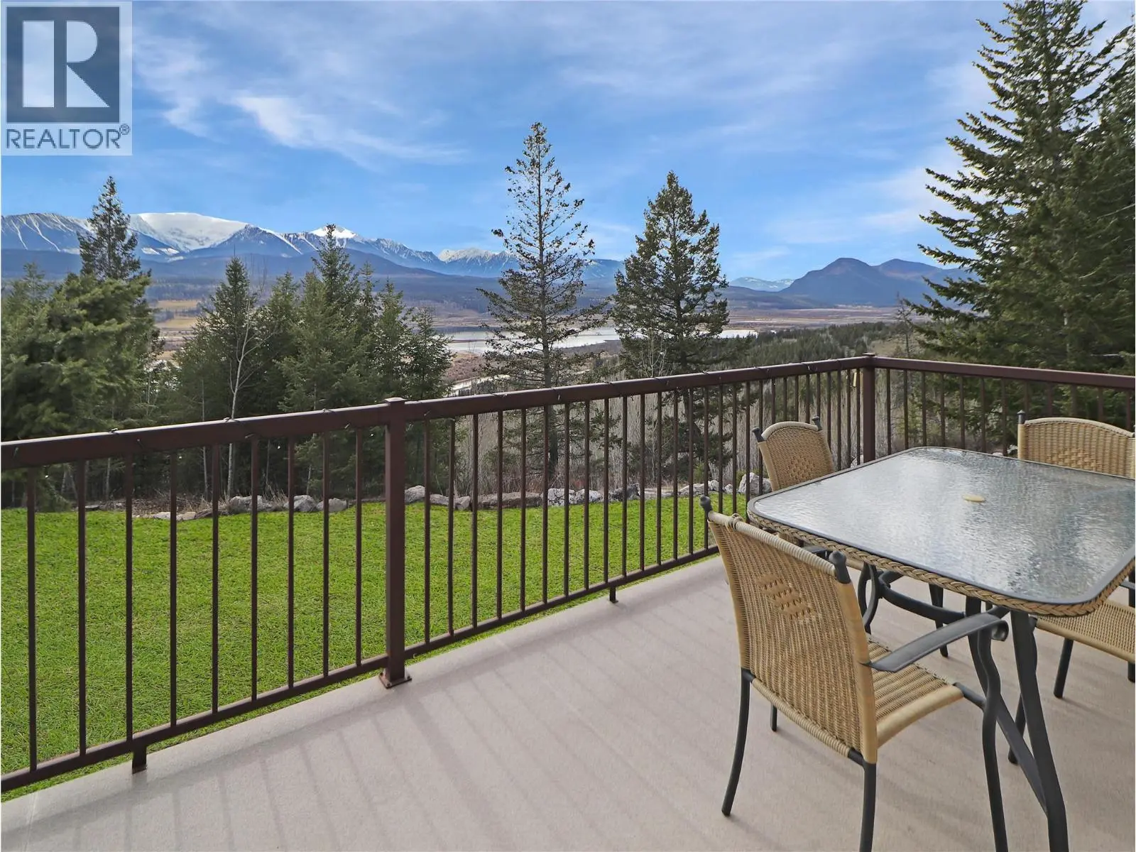 2360/2380 95 Highway. Spillimacheen, British Columbia