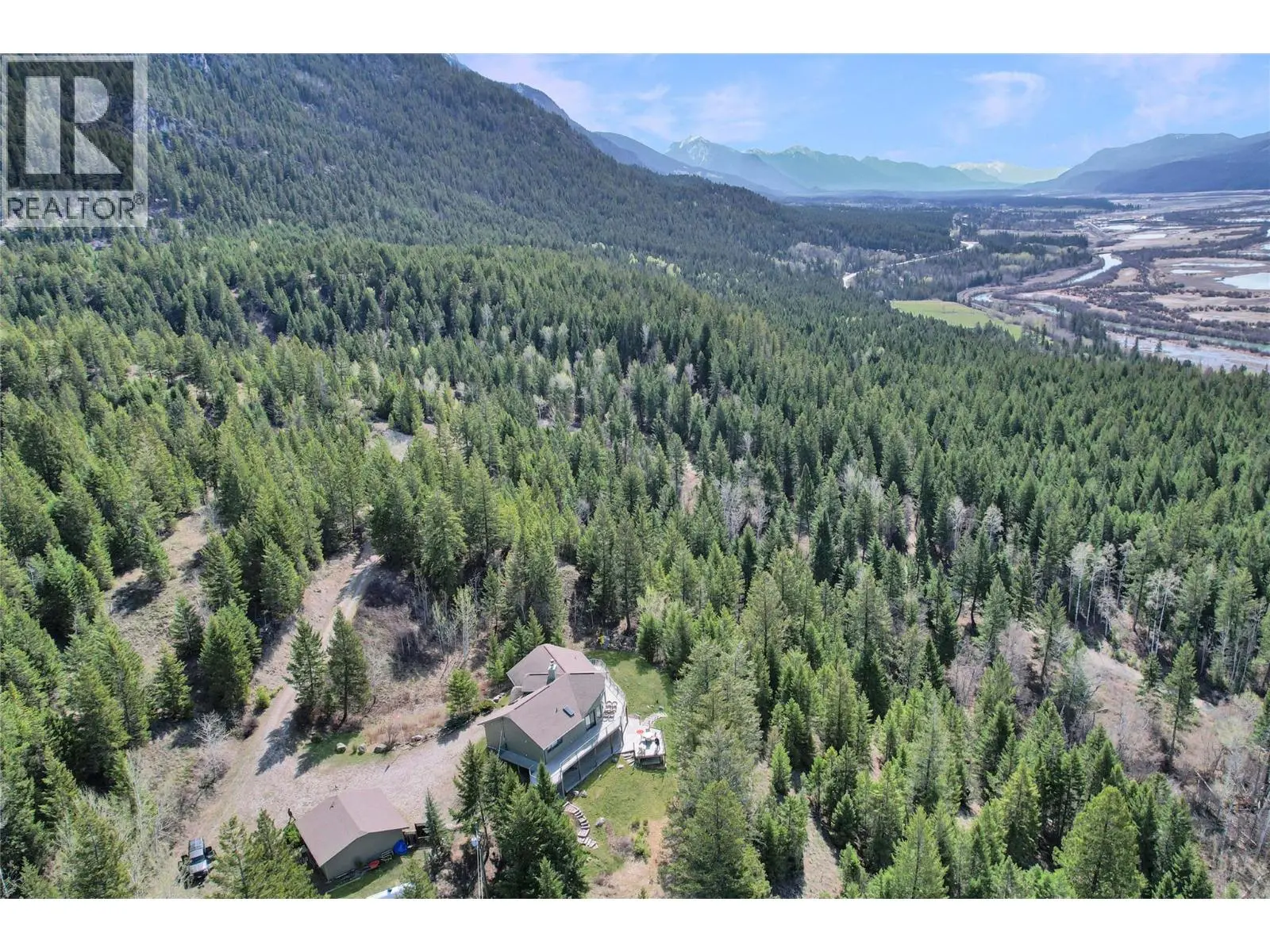 2360/2380 95 Highway. Spillimacheen, British Columbia