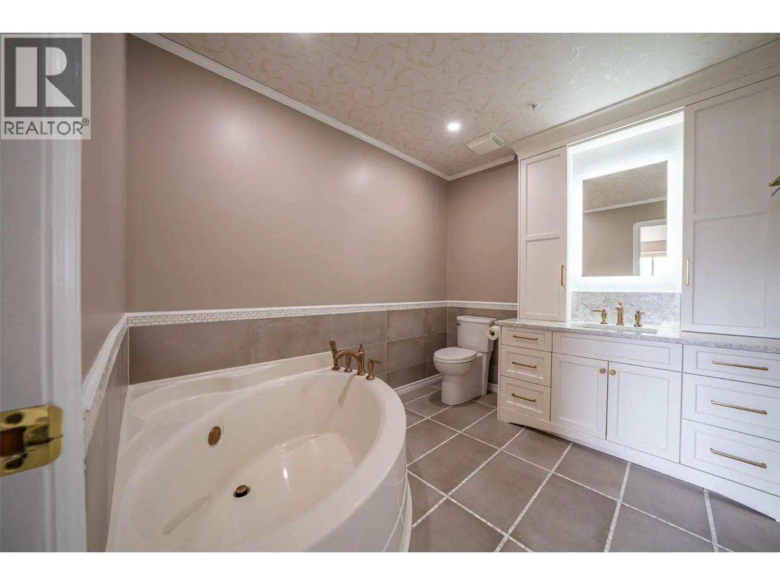 6805 Cottonwood Drive Unit# 300. Osoyoos, British Columbia