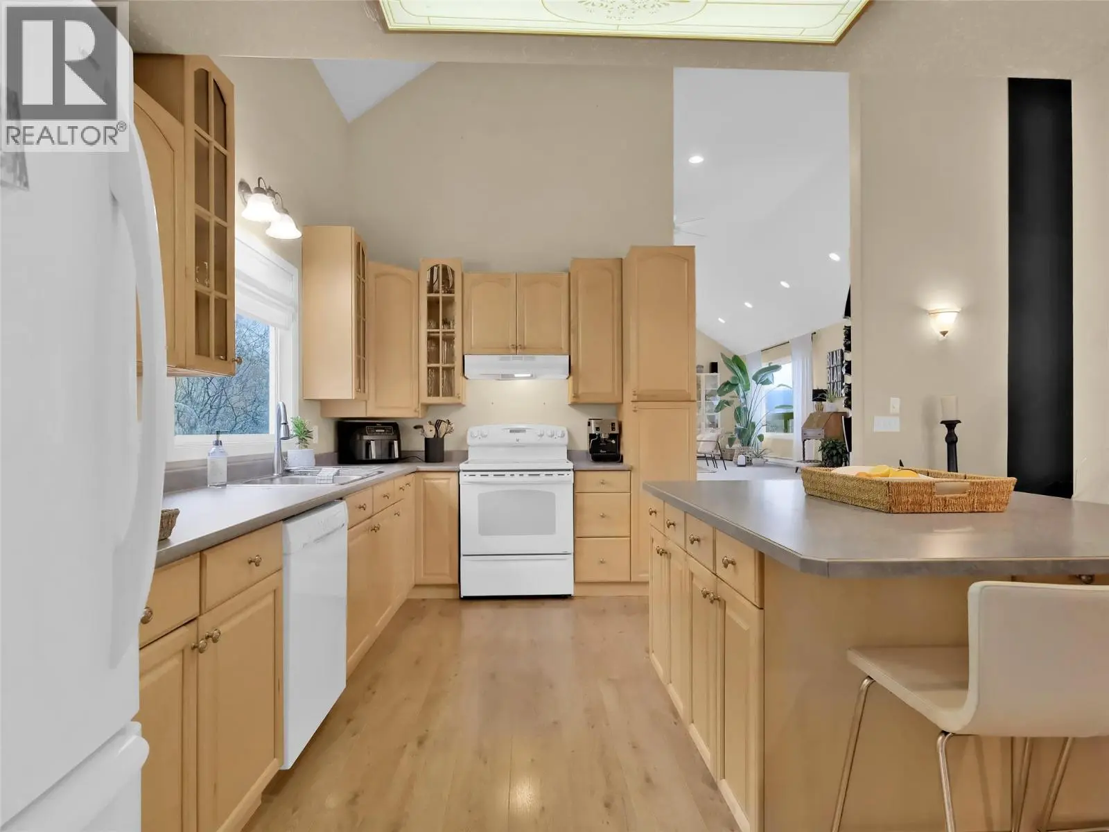 9801/9809 Gould Avenue. Summerland, British Columbia