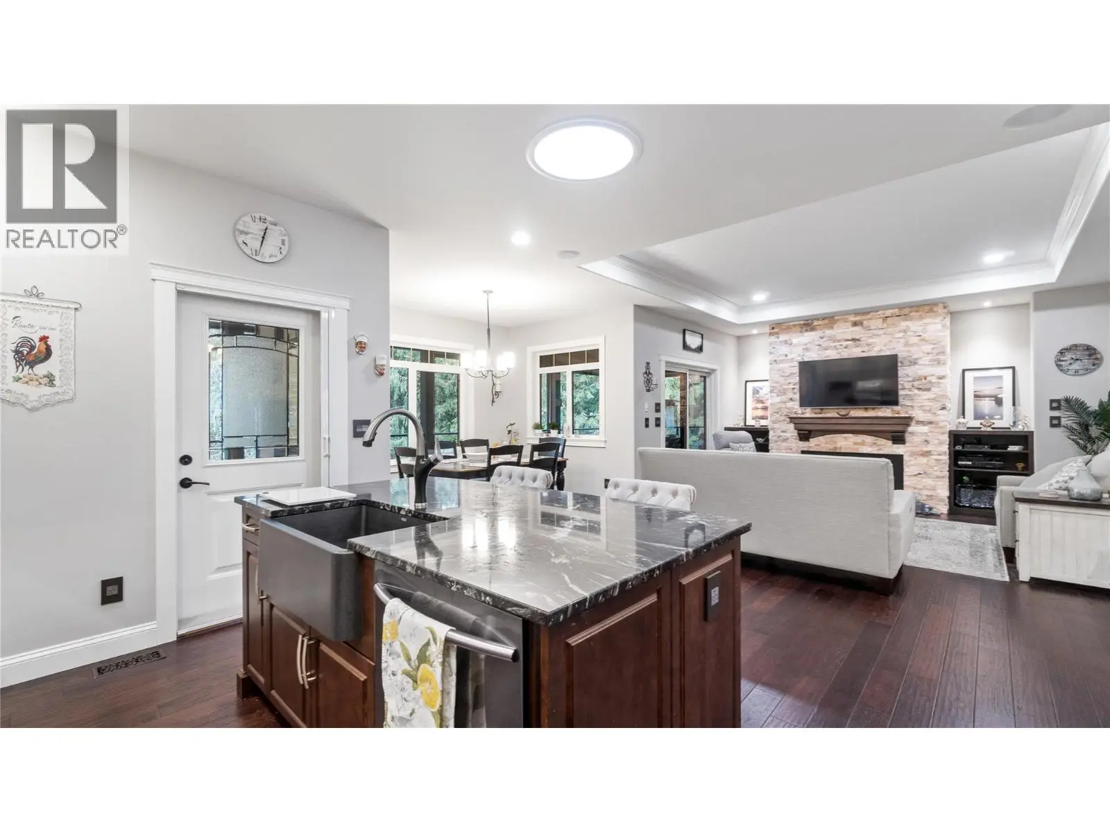 2762 Glenview Road. Blind Bay, British Columbia