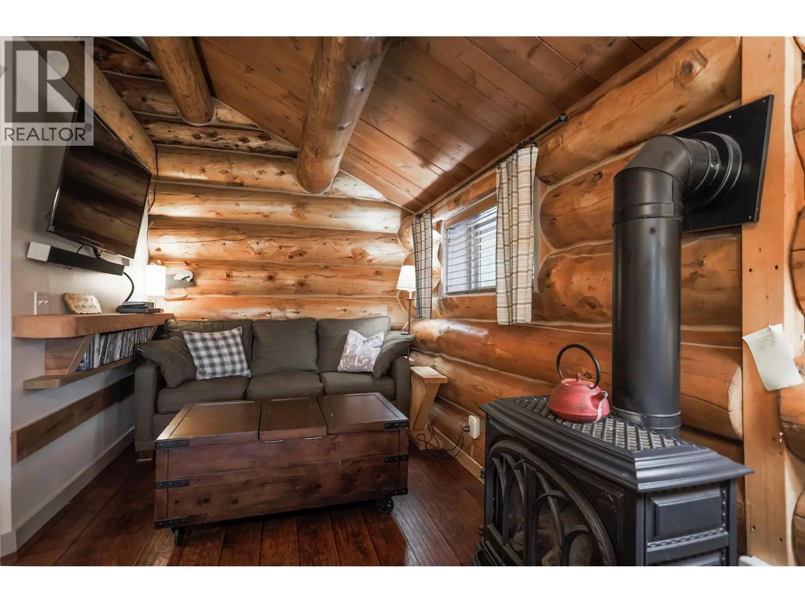 Cabin 10 Hatheume Lake Lodge. Peachland, British Columbia