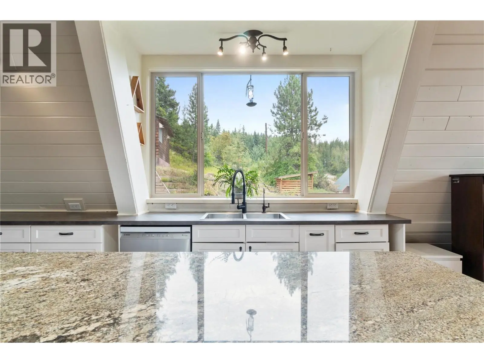 6551 40 Street Nw. Salmon Arm, British Columbia