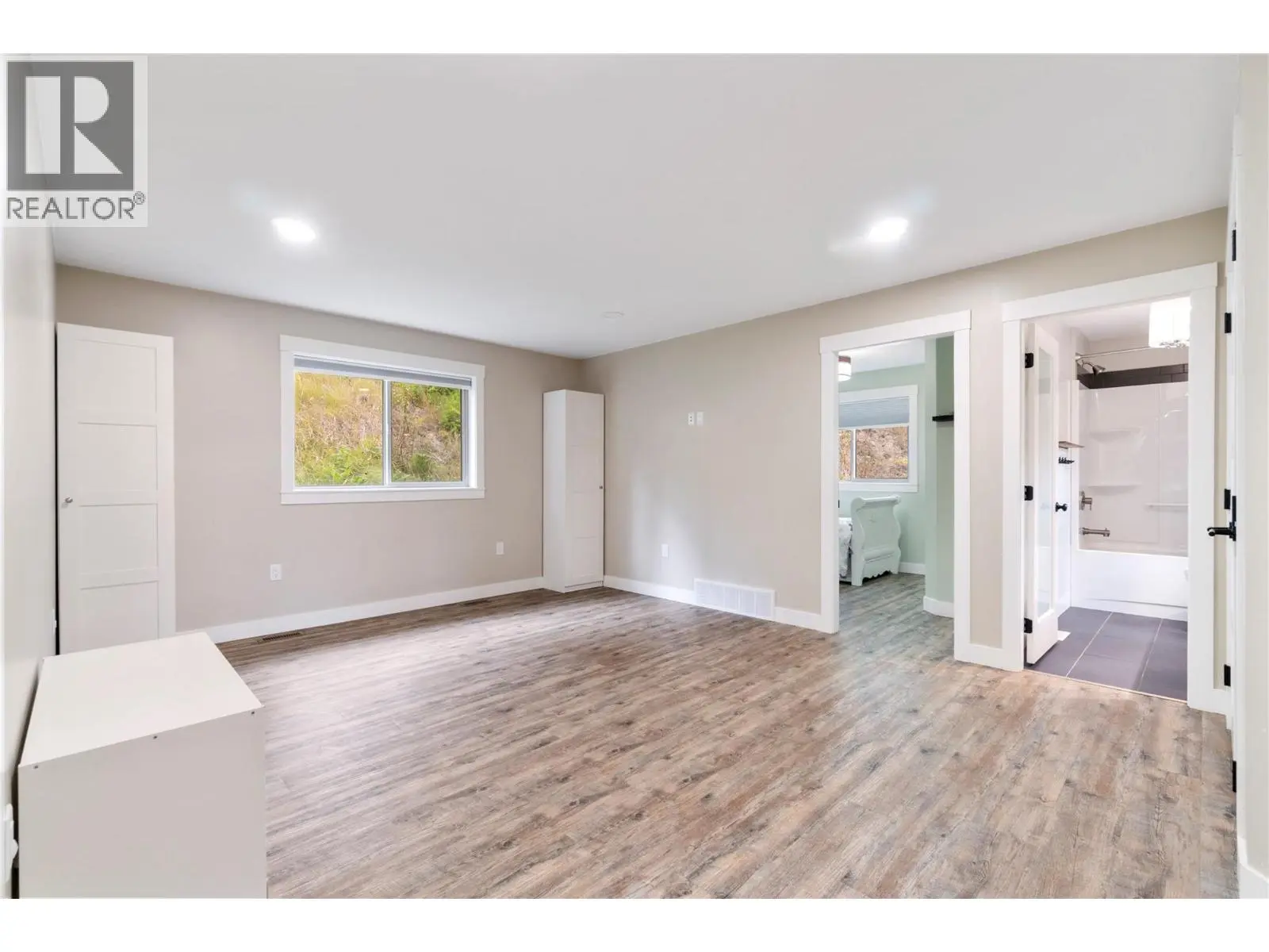6551 40 Street Nw. Salmon Arm, British Columbia