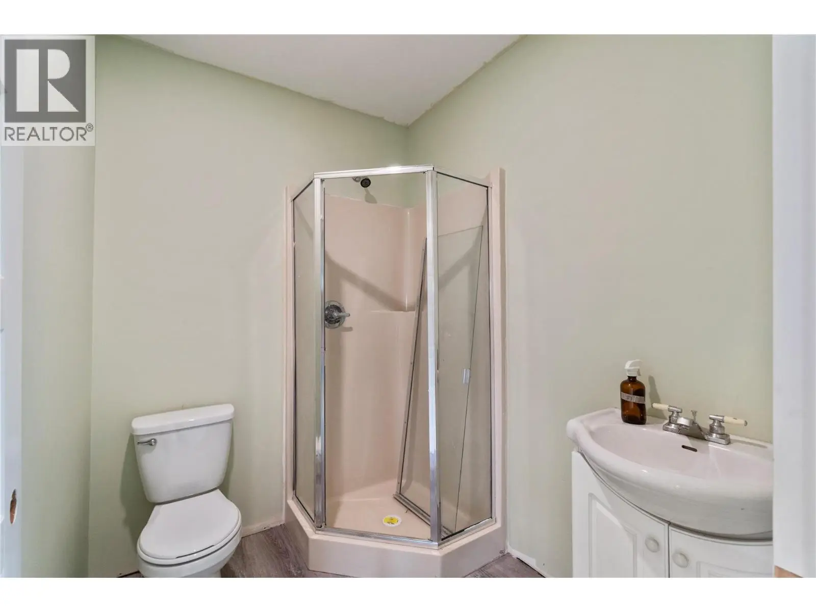 6551 40 Street Nw. Salmon Arm, British Columbia