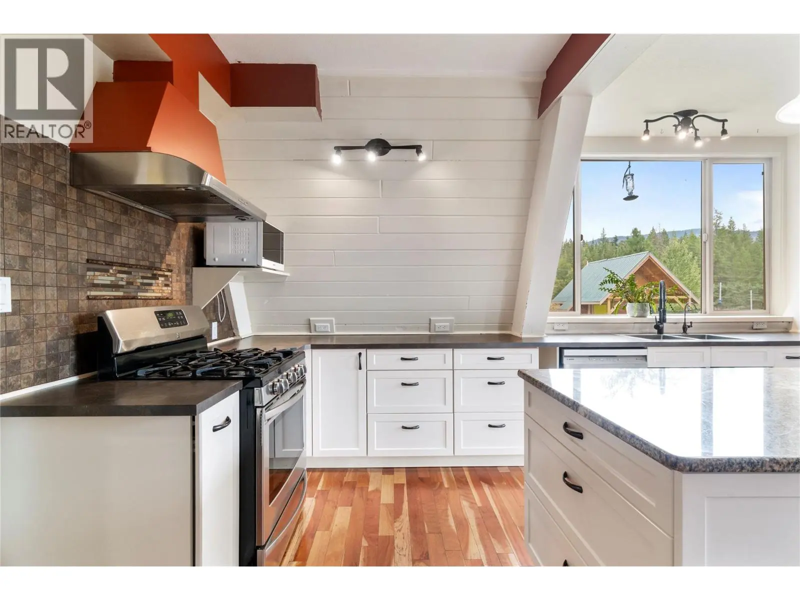 6551 40 Street Nw. Salmon Arm, British Columbia