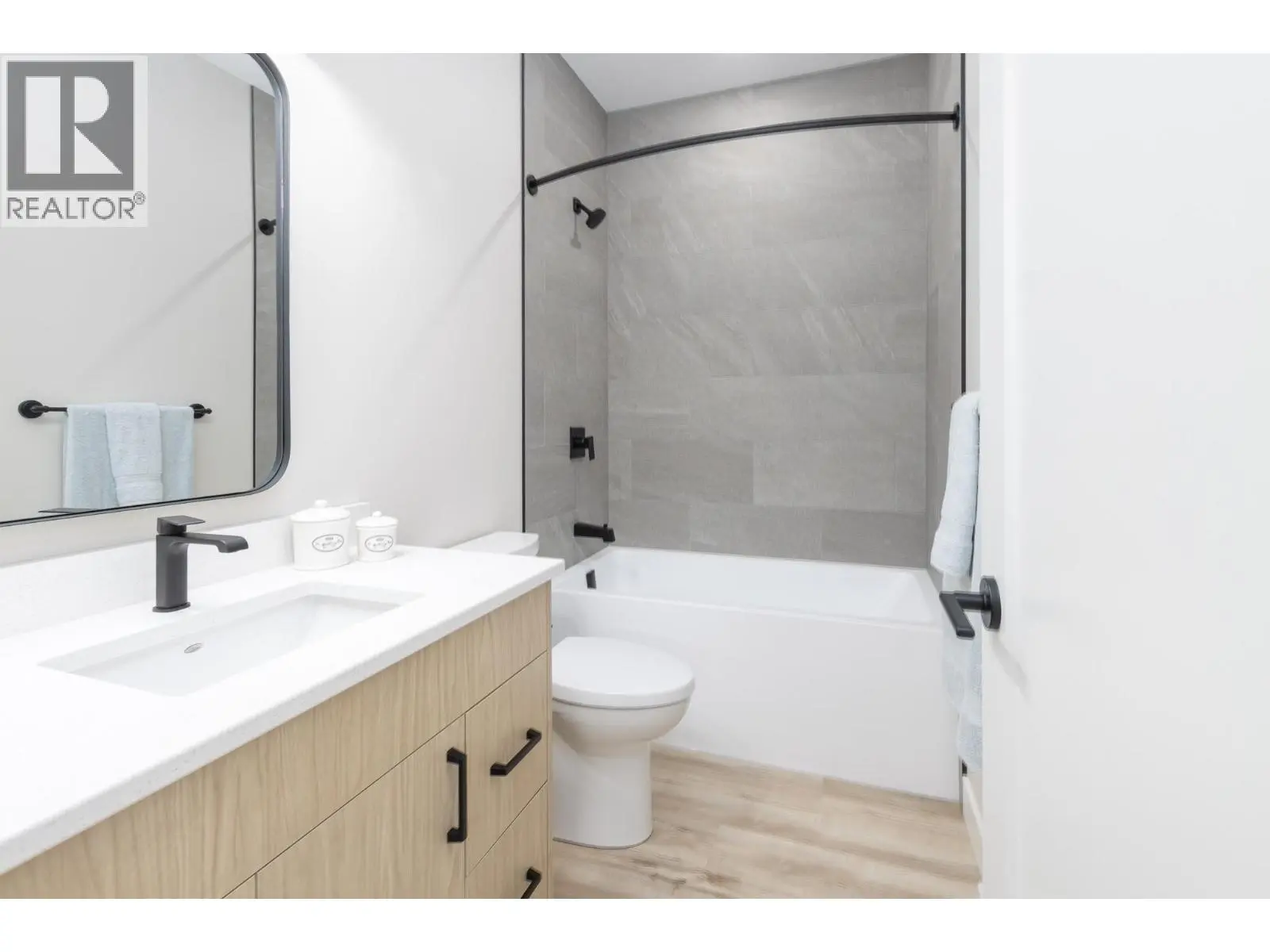 2374 6 Avenue Se. Salmon Arm, British Columbia