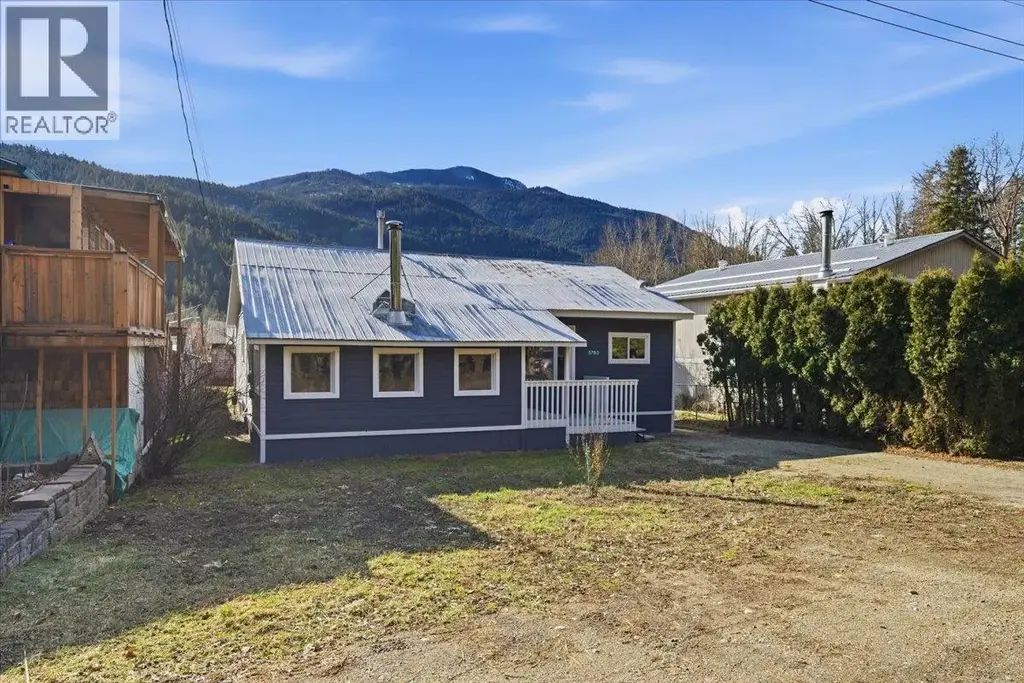 5783 Tuktakamin Road, Falkland