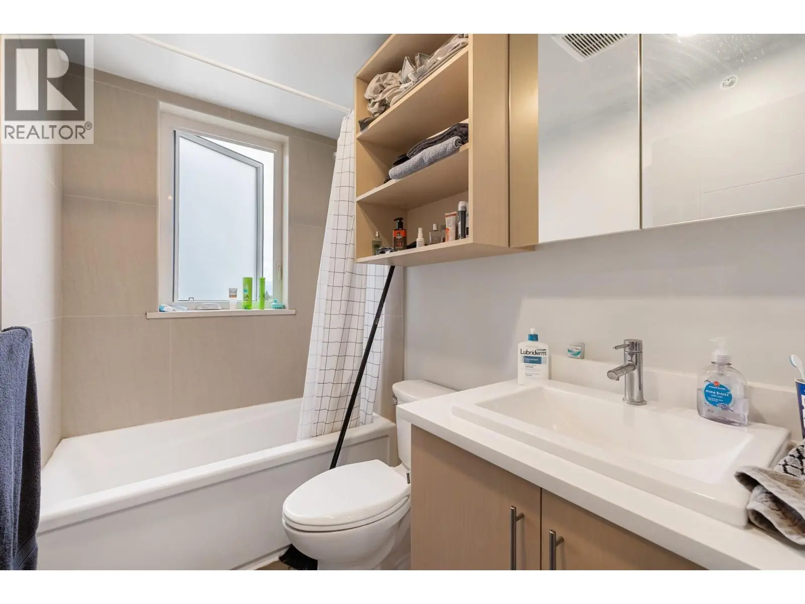 345 Dougall Road Unit# Ph9. Kelowna, British Columbia