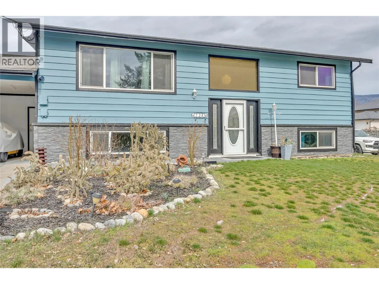 738 Kettle Avenue. Oliver, British Columbia