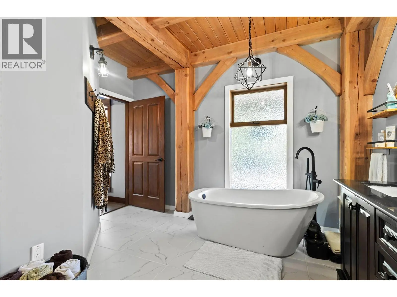 1403 Notch Hill Road. Sorrento, British Columbia