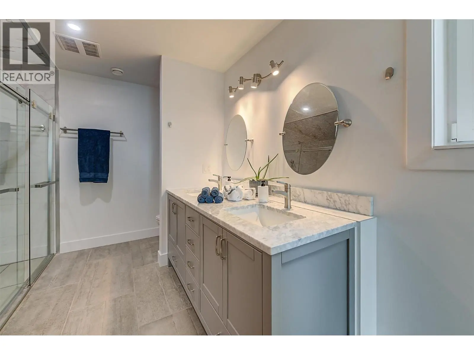 6131 Seymoure Lane. Peachland, British Columbia