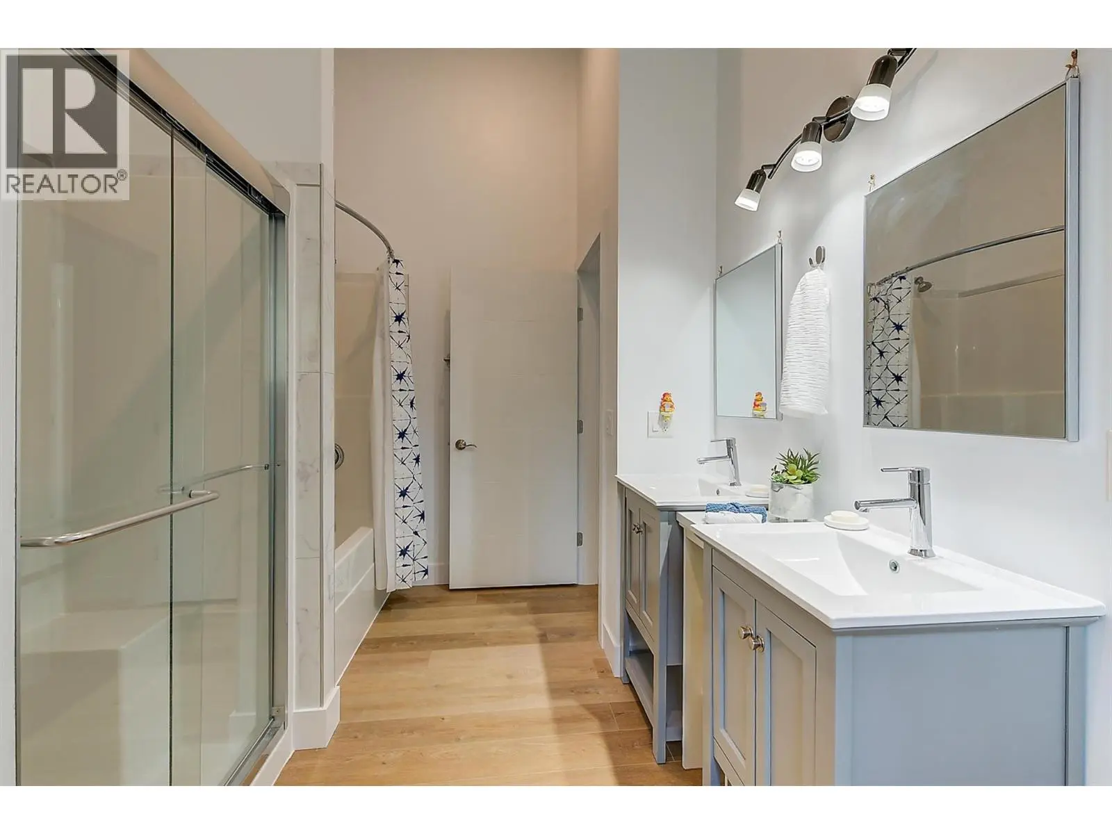 6131 Seymoure Lane. Peachland, British Columbia