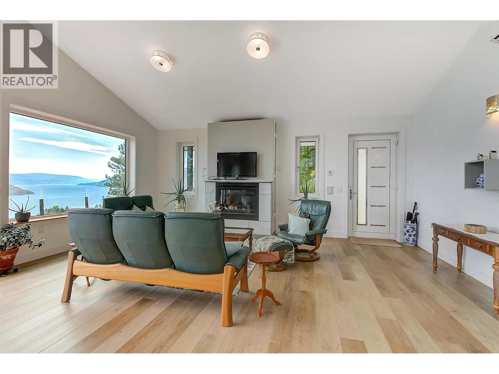 6131 Seymoure Lane. Peachland, British Columbia
