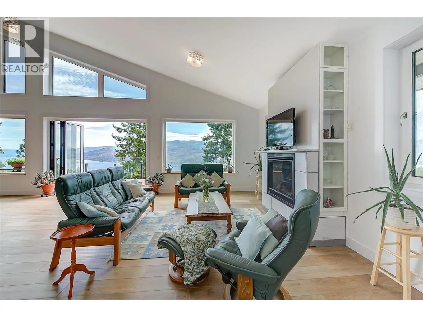 6131 Seymoure Lane. Peachland, British Columbia