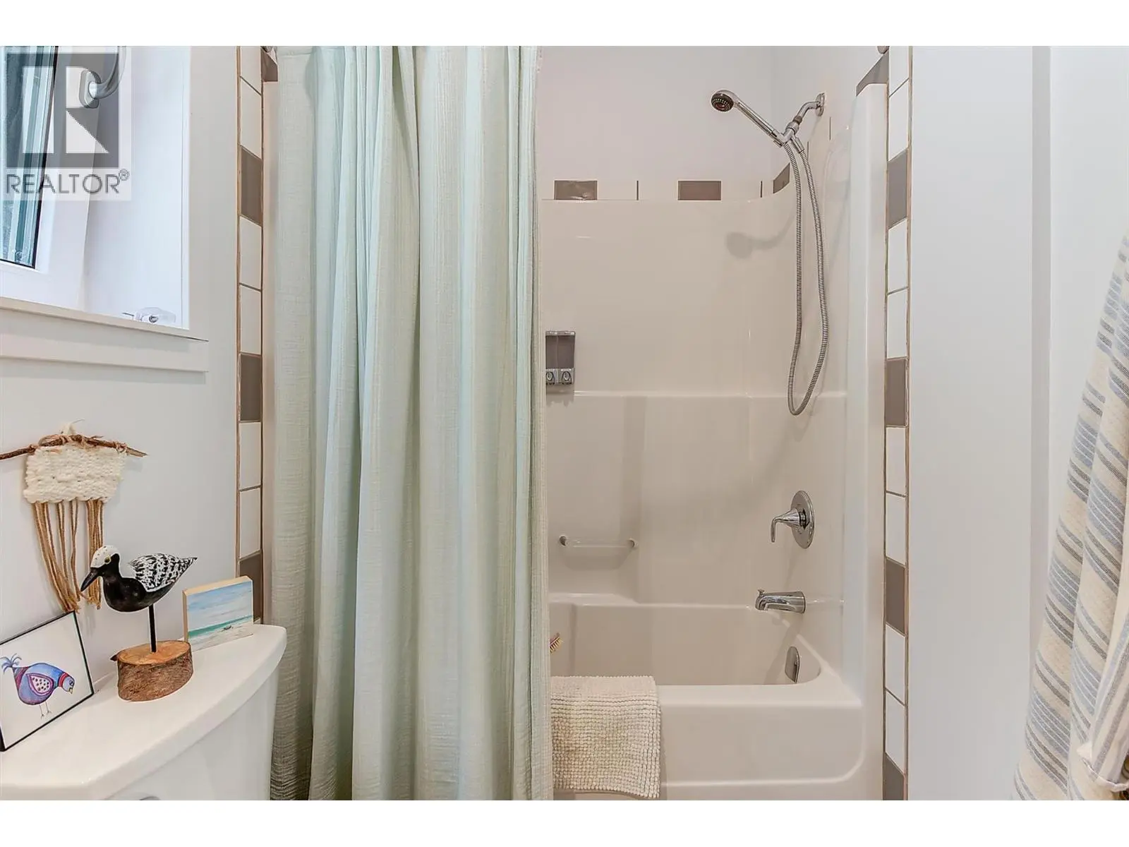 6131 Seymoure Lane. Peachland, British Columbia