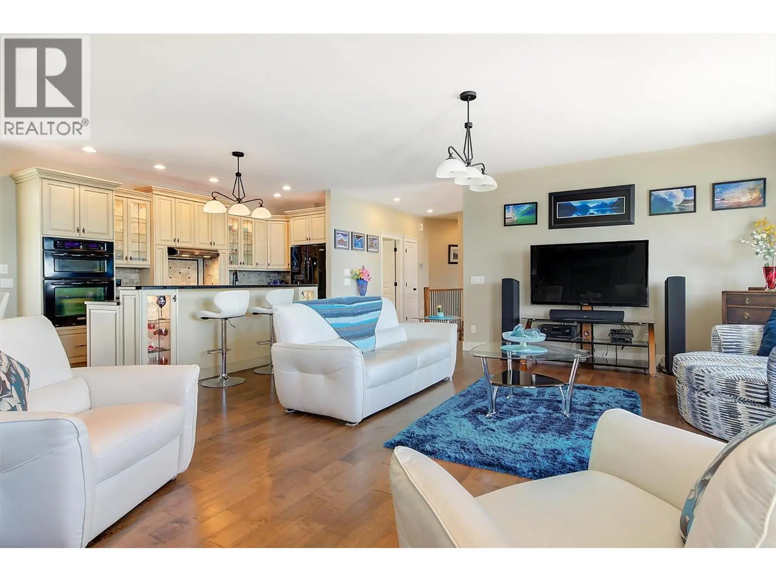 6148 Lipsett Avenue. Peachland, British Columbia