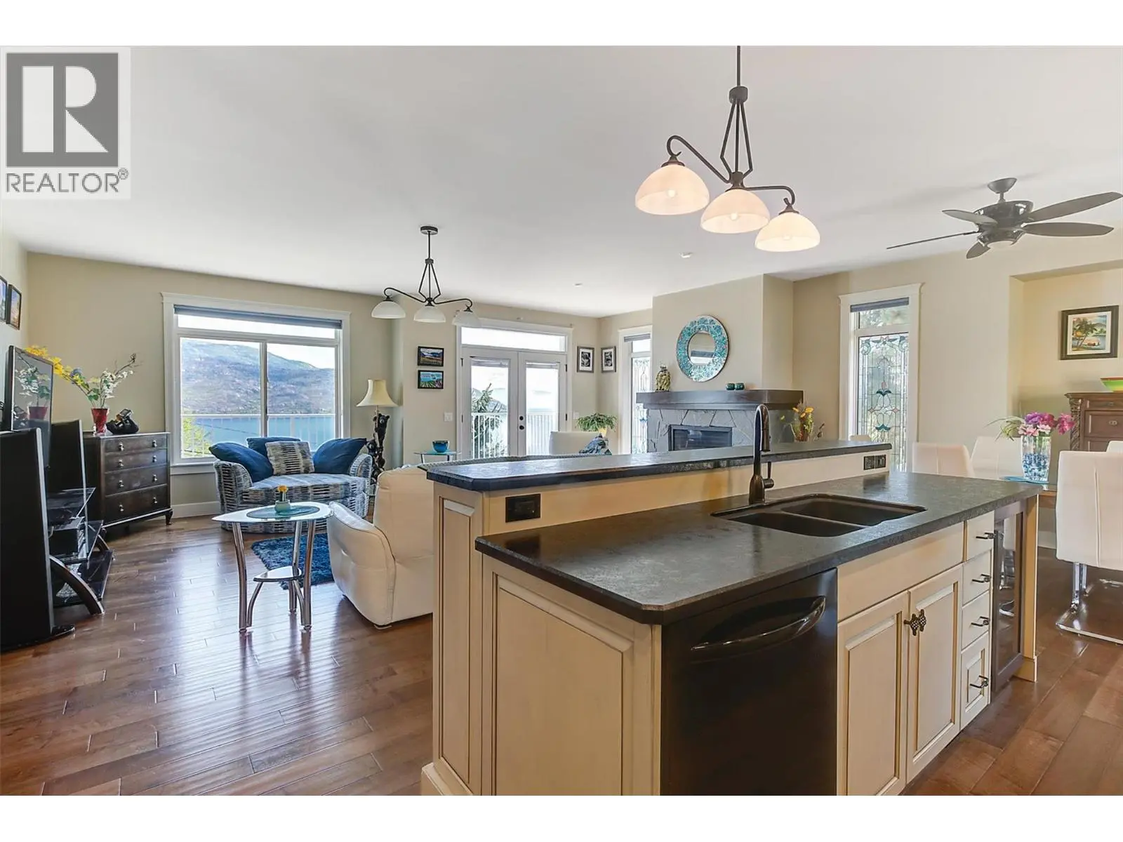 6148 Lipsett Avenue. Peachland, British Columbia