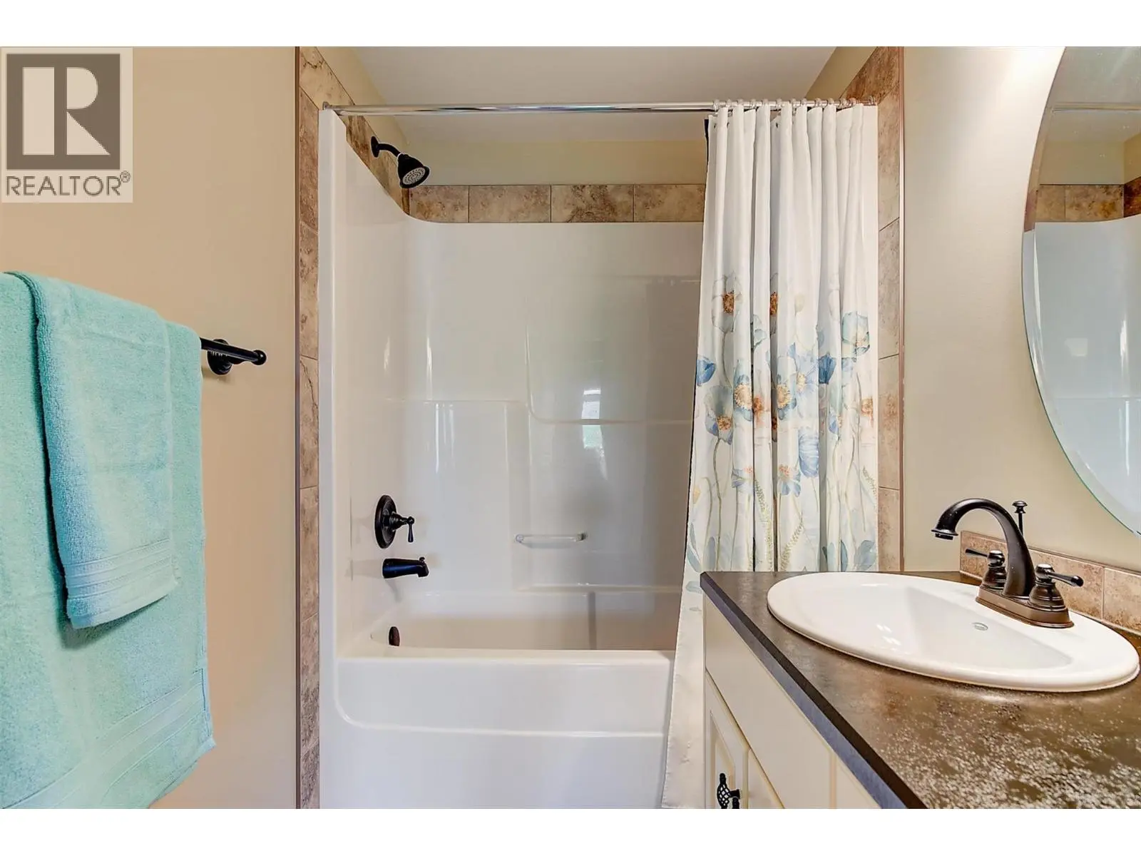 6148 Lipsett Avenue. Peachland, British Columbia