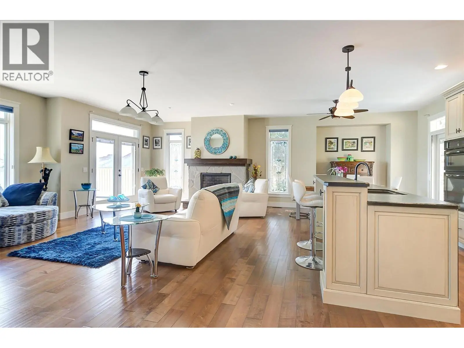6148 Lipsett Avenue. Peachland, British Columbia