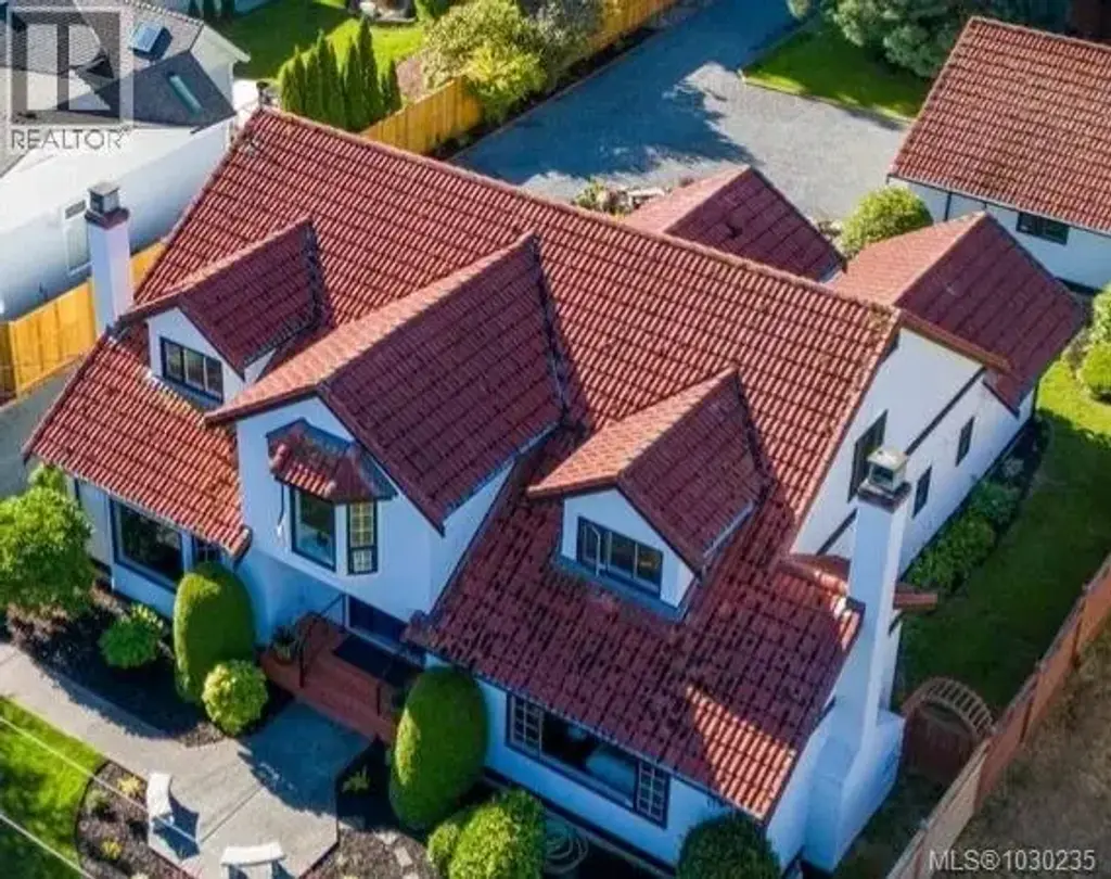 158 Crescent Rd E, Qualicum Beach