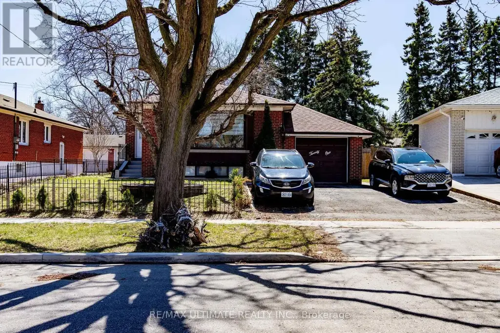 21 Benway Drive, Toronto (Rexdale-Kipling)