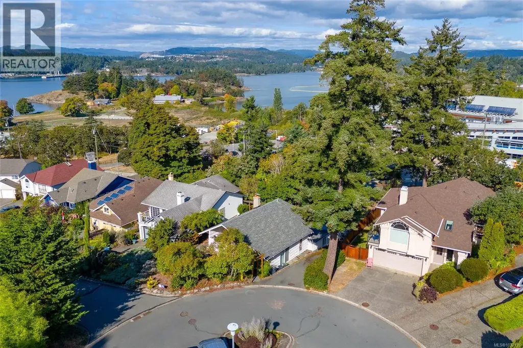 715 Luscombe Pl, Esquimalt