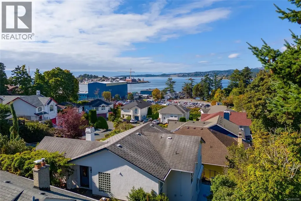 715 Luscombe Pl, Esquimalt