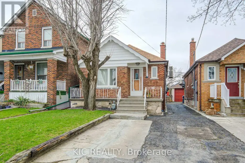 35 Montcalm Avenue, Toronto (Briar Hill-Belgravia)